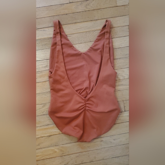 SOLD Londre Minimalist One Piece Sculpting Clay - Picture 1 of 3